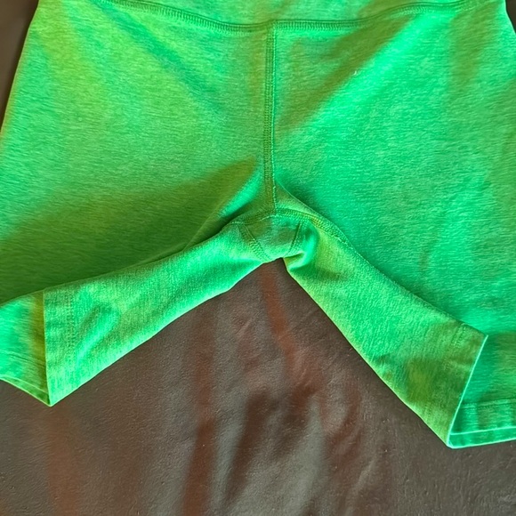 Beyond Yoga bright green neon crossover biker shorts size Small S - Picture 5 of 5